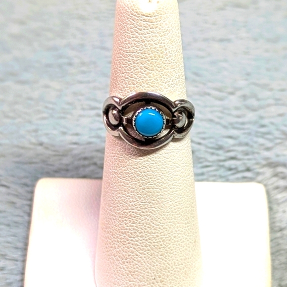 Vintage 70's Southwestern Sterling Silver Ring with Turquoise Stone - Picture 8 of 11